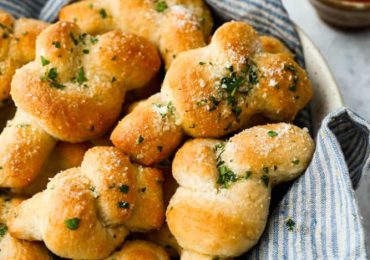 Easy Homemade Garlic Knots