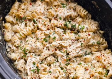 Crockpot Parmesan Garlic Chicken Pasta